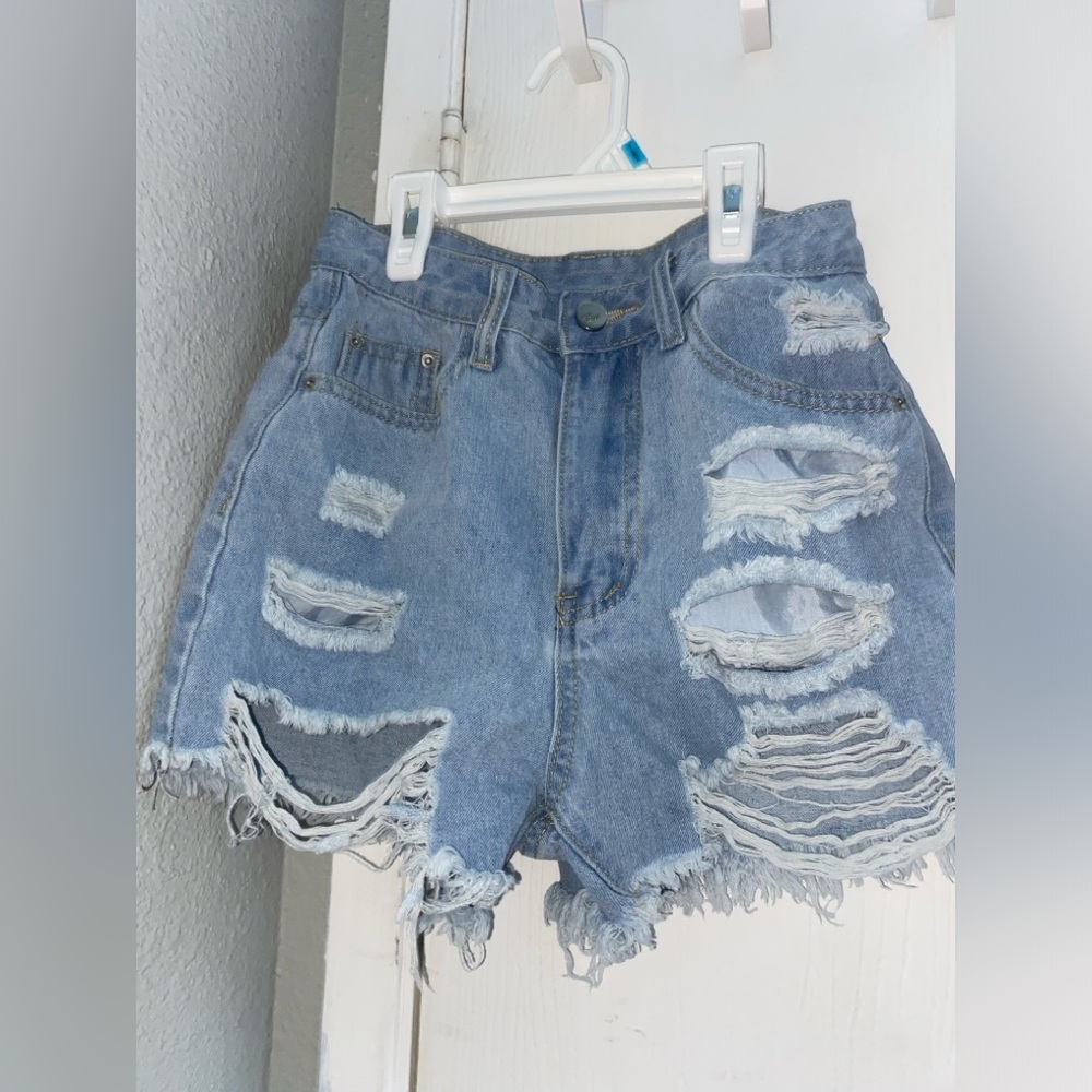 SHEIN PETITE Women's Distressed Denim Shorts With Frayed Hem